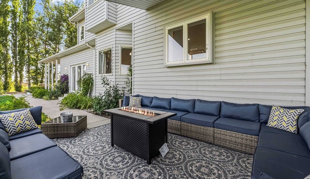 Spacious 6BR Haven - Game Room - Hot Tub Sleep 28+