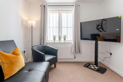 Spacious 6BR Home in Worksop Sleeps 6 Parking