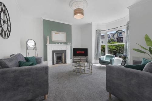 Spacious! 6BR in Beach Road