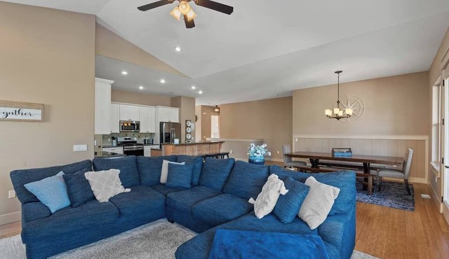 Spacious 6BR retreat near downtown Spokane—views, garage & fun!