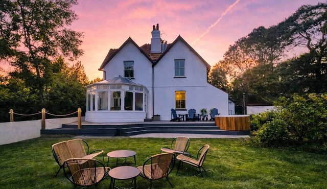 Spacious 7-Bed Country Estate AC. Sleeps 22. Hot Tub. Near London&Wedding Venues