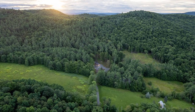 Spacious 7-bedroom cabin in charming Grafton with fitness room, sauna & hot tub