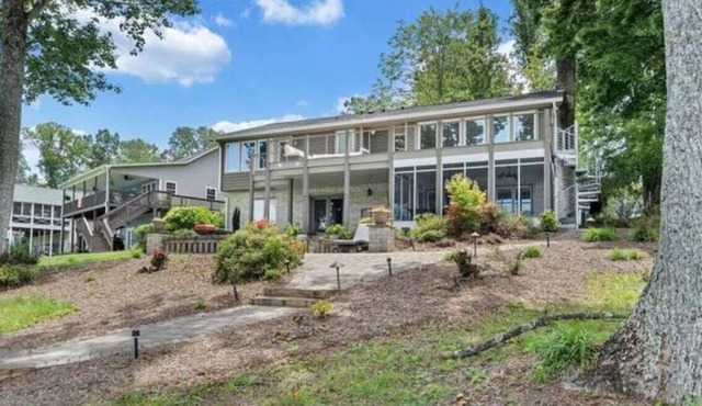 Spacious 7-bedroom house on Smith Mountain Lake private dock beautiful kitchen