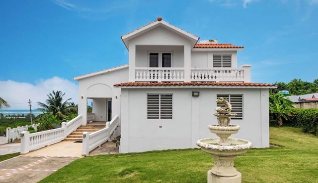 Spacious 7-BR villa in Rio Grande w/pool, hot tub, OCEAN VIEW, 5 mins to beach!