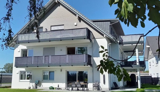 Spacious 75 m² vacation apartment on Lake Constance with 2 balconies and views of the Alps