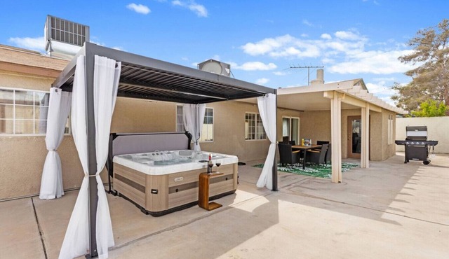 Spacious 7BR/5BA 8 Beds w/Hot Tub | Near & Airport