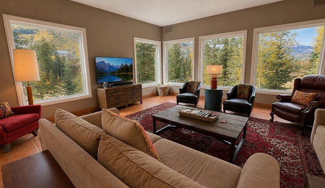 Spacious 7BR Lakeside Ski Lodge, Hot Tub, Game Room
