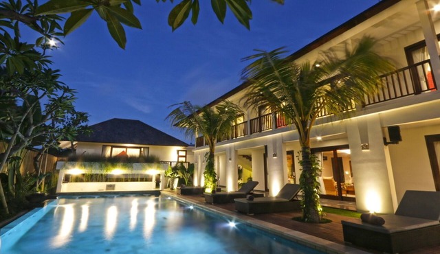 Spacious 7BR Villa W/DJ Room & Bar, Canggu! 9Min Drive To Batu Bolong Beach!