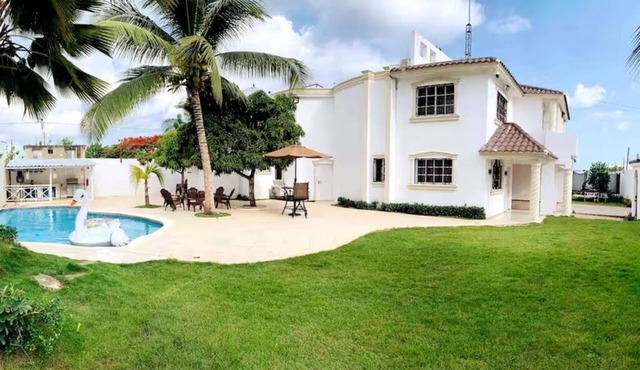 Spacious 8-bedroom villa in welcoming Santo Domingo Este with WiFi, AC