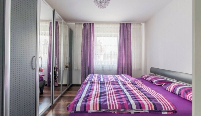 Spacious 8-bedroom house in wonderful Hannover with WiFi near the fair.