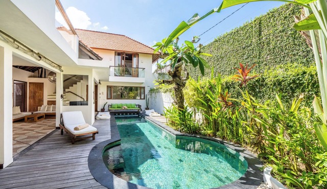 Spacious 8 Bedroom Villa Central Seminyak