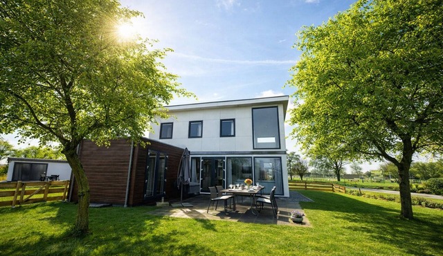 Spacious 8-person home with private jetty, 4 bedrooms, 2 bathrooms and modern equipped kitchen. Detached, atmospheric and including terrace with lounge set and free Wi-Fi. Perfect for groups and families.
