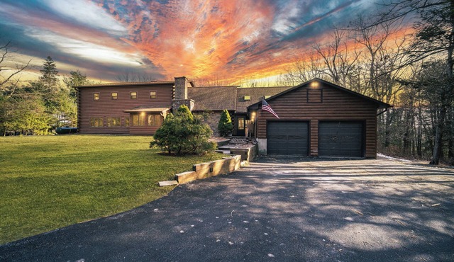 Spacious 8BR Catskills Cabin w/Game Room & Deck