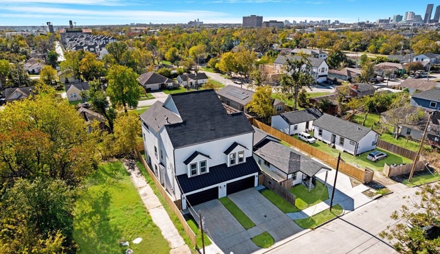 Spacious 8BR Duplex w/Rooftop & EV — Sleeps 16+