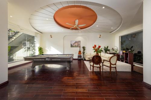 Spacious 8BR Rooftop Jacuzzi Villa for Groups near West Lake