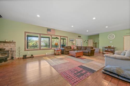 Spacious 9BR Catskills Retreat Views + Game Room