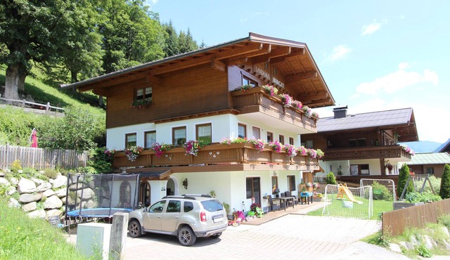Spacious apartment 400 m from the piste