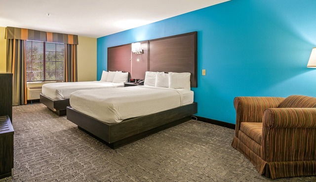 Spacious, Accessible & Pet-Friendly – 2 Queen Beds at Wildwood Inn