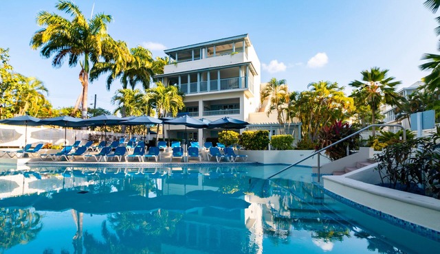 Spacious Accommodation w/Pool View! Outdoor Pool & FREE Parking