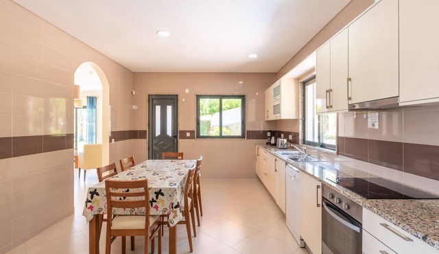 Spacious Albufeira Villa | 4 Bedrooms | Villa Avos De Parra | Air Conditioned