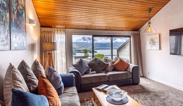 SPACIOUS ALPINE SPA LAKE VIEW TOWNHOUSE