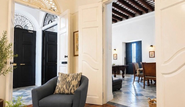 Spacious and Beautiful Colonial Apartment