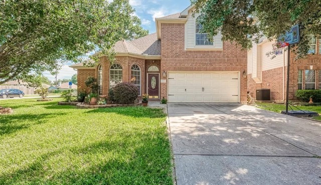 Spacious and beautifully decorated 3BR, 2.5BA family home with game room