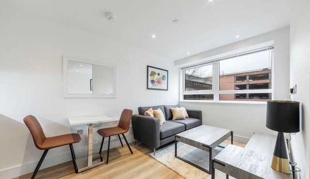 Spacious and Bright Studio in East Grinstead