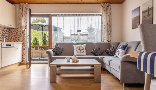 Spacious and bright: the first floor apartment with its spacious bathroom is equipped with a