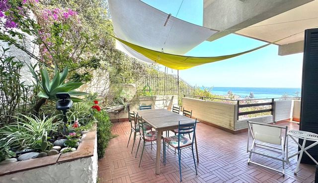 Spacious and bright apartment with terrace and beautiful sea views