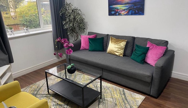Spacious and Bright 2 Bedroom Ground Floor Apartment 5 min walk from town centre with Free Parking Business and Leisure by Jesswood Properties