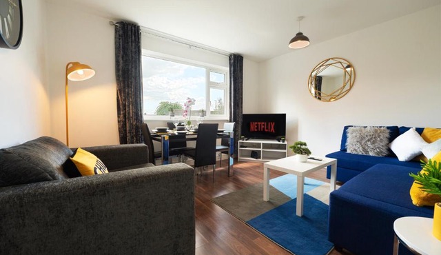Spacious and Bright 2 Bedroom Apartment, Sleeps 6, 1st Floor with Free Parking, Business and Leisure by Jesswood Properties