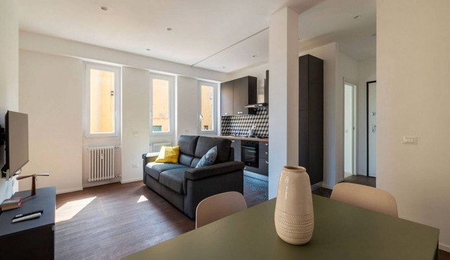Spacious and bright 61 square meters apartment, perfect for two people, located on the fifth and top floor of a building with an elevator (NOT accessible to disabled guests).The property is located very close to Rome Tiburtina Station (400 meters), makin