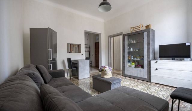 Spacious and bright apartment equipped with all the comforts to comfortably accommodate two people. Centrally located, it is just a 10-minute walk from Piazza Maria Immacolata and is particularly suitable for military personnel thanks to its proximity to