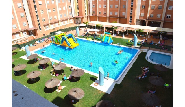 SPACIOUS AND BRIGHT FLOOR WITH POOL AND GARAGE NEAR FIBES