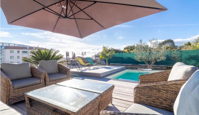 Spacious And Bright House With Heated Pool