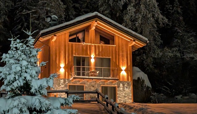 Spacious and bright studio apartment with large windows and a beautiful view of the mountains.