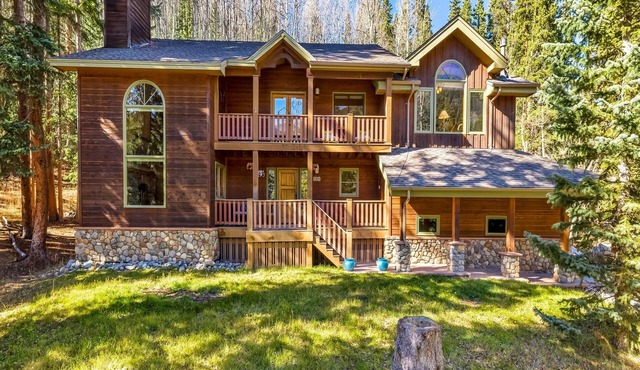 Spacious and Bright, Close to Skiing and Hiking!