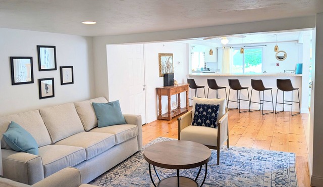Spacious and Bright , Very Close to Beach!