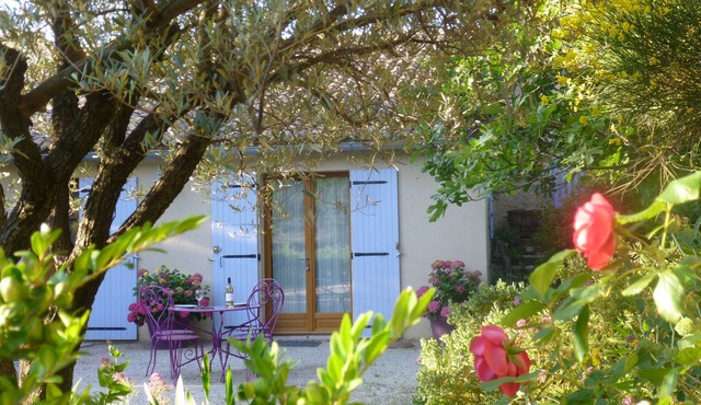 Spacious and comfortable gite for 3 people, nice outdoor space