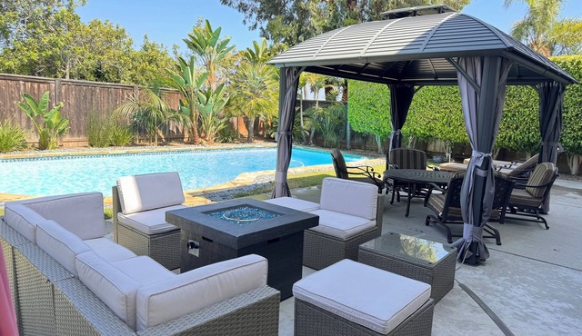 Spacious and comfy! Private Yard, Pool, Close to Beaches, Hiking, Golf & Shops!