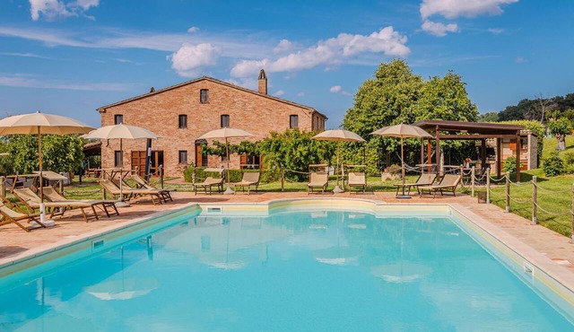 Spacious and cosy villa with pool in the countryside, just 15 minutes from the beaches of Senigallia