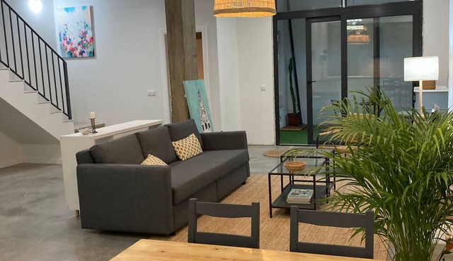 Spacious and cozy apartment with courtyard near Plaza de España
