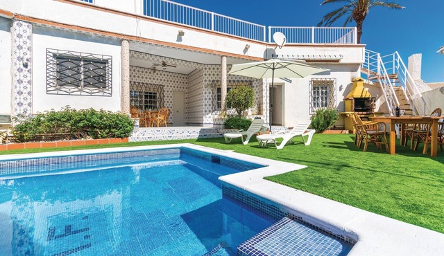 Spacious and cozy vacation villa with private pool, just 200 m from the beach. Located in Islas Meno