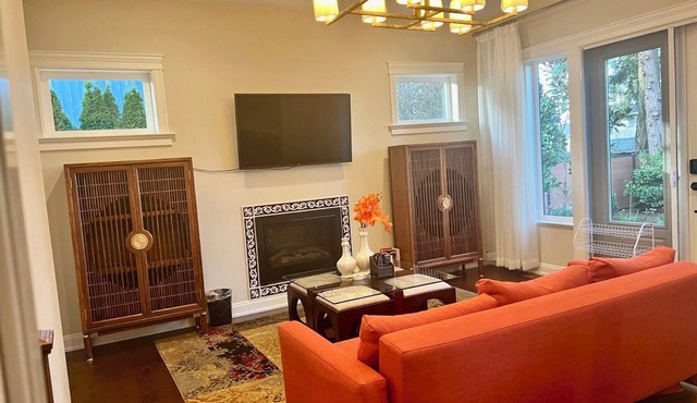 Spacious and Elegant 2-story guest suite with AC, WiFi by UVIC