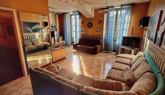 Spacious and elegant apartment in a quiet district close to city centre