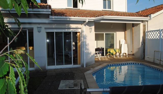 Spacious and bright villa in Andernos 200M from the Beach, sleeps 8-10