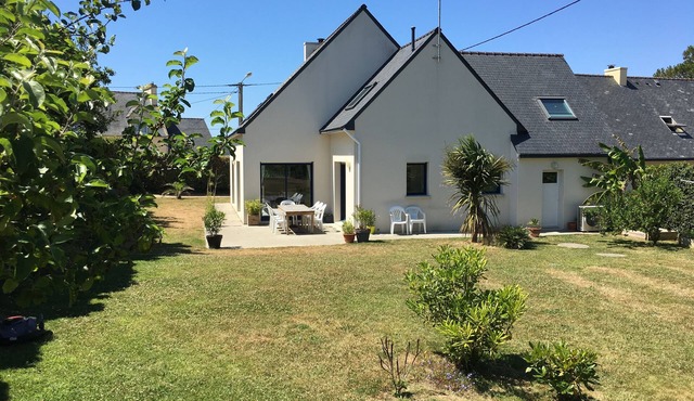 Spacious and bright house 300m from a white sand beach.