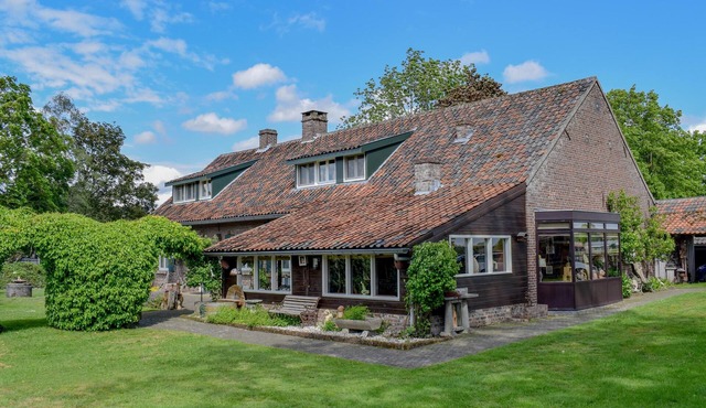 Spacious and idyllic farmhouse with large garden