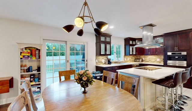 Spacious and Luxurious House with Heated Pool, Hot Tub and Gas Grill